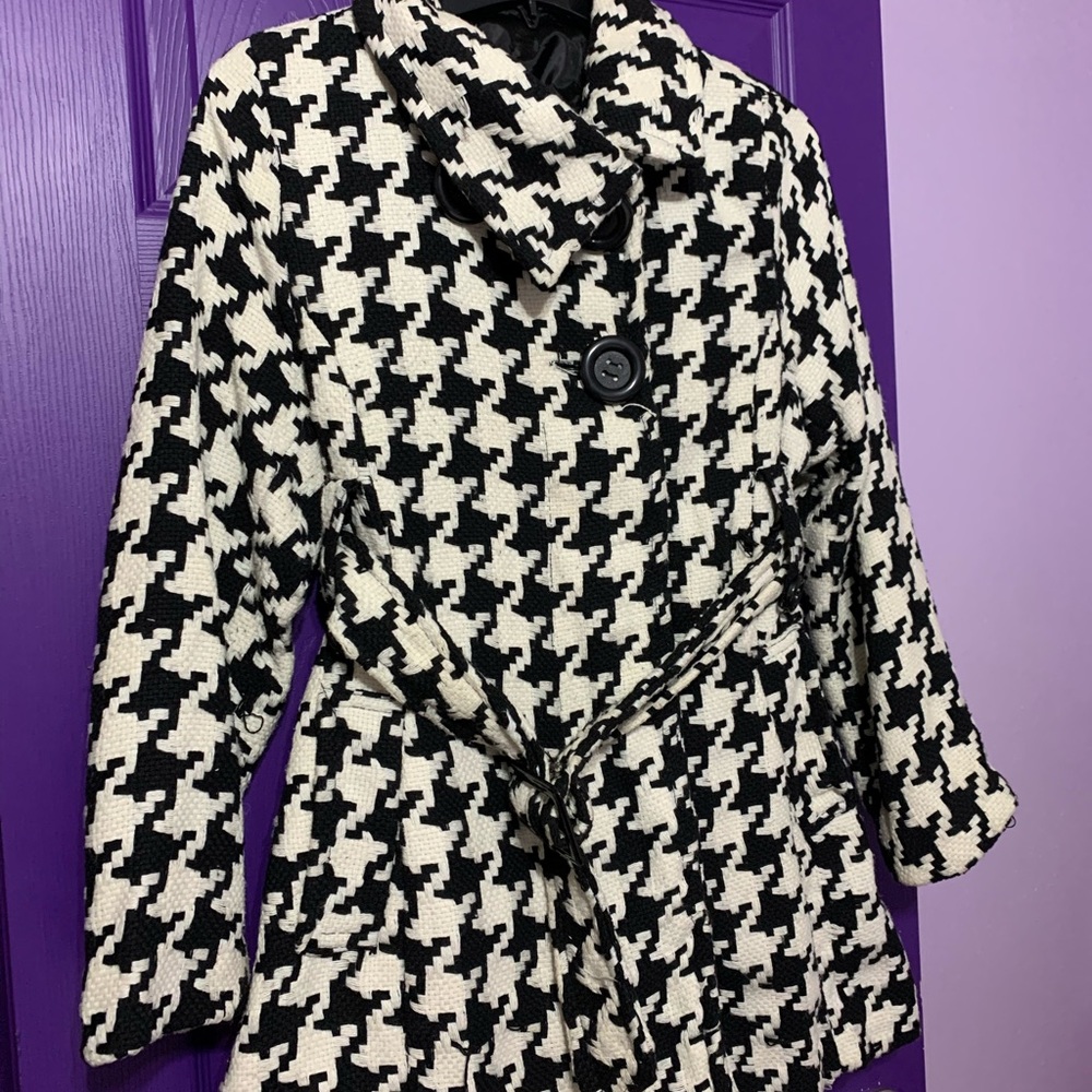Black & white light pea coat w belt.